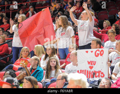 7 novembre 2015 une grande foule s'est avéré pour regarder la Dame Toppers au cours de l'action de basket-ball de NCAA entre les Cardinals de Louisville et la dame de l'ouest du Kentucky Toppers à E.A. Diddle Arena à Bowling Green au Kentucky La Dame Toppers contrarié # 16 71-69 Louisville Steve Roberts/CSM Banque D'Images