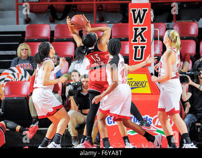 7 novembre 2015 Louisville Cardinals avant Cortnee Walton (13) obtient encrassé au cours de l'action de basket-ball de NCAA entre les Cardinals de Louisville et la dame de l'ouest du Kentucky Toppers à E.A. Diddle Arena à Bowling Green au Kentucky La Dame Toppers contrarié # 16 71-69 Louisville Steve Roberts/CSM Banque D'Images