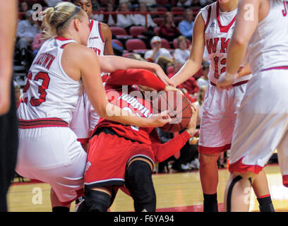 7 novembre 2015 un combat pour une balle de basket-ball de NCAA lâche au cours de l'action entre la Louisville Cardinals et la dame de l'ouest du Kentucky à surmatelas E.A. Diddle Arena à Bowling Green au Kentucky La Dame Toppers contrarié # 16 71-69 Louisville Steve Roberts/CSM Banque D'Images