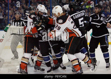 Tampa, Floride, USA. 21 Nov, 2015. DOUGLAS R. CLIFFORD | fois.Lightning de Tampa Bay center Jonathan Marchessault (42) est lié par le centre d'Anaheim Ryan Kesler (17) et d'Anaheim aile droite Chris Stewart (29) au cours de la deuxième période de samedi (11/21/15) jeu à Amalie Arena à Tampa. © R. Douglas Clifford/Tampa Bay Times/ZUMA/Alamy Fil Live News Banque D'Images