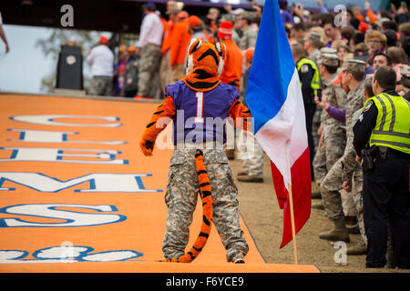 Le Clemson Tiger Mascot vagues le drapeau national en l'honneur des attentats terroristes à Paris, France avant de la NCAA college football match entre Wake Forest et Clemson le samedi 21 novembre 2015 au Memorial Stadium, à Clemson, L.C. (Jacob Kupferman/CSM Banque D'Images