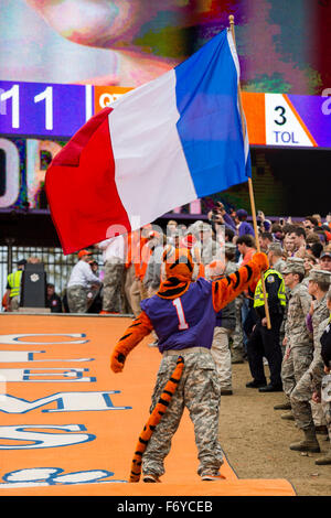 Le Clemson Tiger Mascot vagues le drapeau national en l'honneur des attentats terroristes à Paris, France avant de la NCAA college football match entre Wake Forest et Clemson le samedi 21 novembre 2015 au Memorial Stadium, à Clemson, L.C. (Jacob Kupferman/CSM Banque D'Images