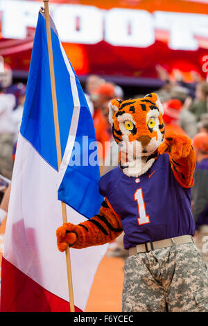 Le Clemson Tiger Mascot vagues le drapeau national en l'honneur des attentats terroristes à Paris, France avant de la NCAA college football match entre Wake Forest et Clemson le samedi 21 novembre 2015 au Memorial Stadium, à Clemson, L.C. (Jacob Kupferman/CSM Banque D'Images