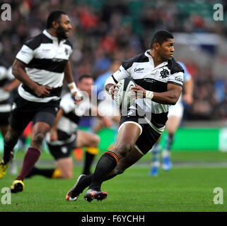 London, UK. 21 Nov, 2015. Batbarians exécuter la balle pendant la Coupe Killik entre les Barbarians et l'Argentine au Stade de Twickenham. Les Pumas a remporté par la marque de 49-31. Credit : Action Plus Sport/Alamy Live News Banque D'Images