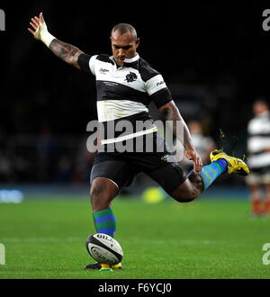 London, UK. 21 Nov, 2015. Nemani Nadolo de barbares Kicks une conversion pendant la Coupe Killik entre les Barbarians et l'Argentine au Stade de Twickenham. Les Pumas a remporté par la marque de 49-31. Credit : Action Plus Sport/Alamy Live News Banque D'Images