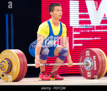 Houston, Texas, USA. 21 novembre, 2015. Wu Jingbiao définit pour un kilo 163 à l'épaulé-jeté aux Championnats du monde d'haltérophilie à Houston, Texas. Credit : Brent Clark/Alamy Live News Banque D'Images