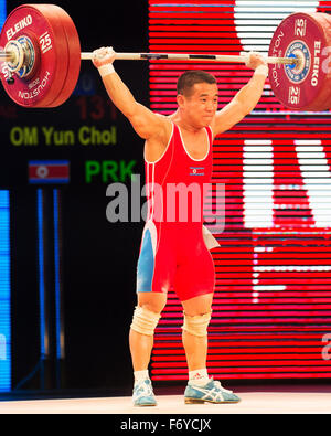 Houston, Texas, USA. 21 novembre, 2015. Om Yun Chol ascenseurs 131 kilos à l'arraché sur son chemin pour gagner le championnat du monde d'haltérophilie à Houston, Texas. Credit : Brent Clark/Alamy Live News Banque D'Images