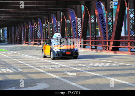 Un taxi seul isolé sur Chicago's Wells Street Bridge, l'un des nombreux passages à niveau s'étend sur la rivière Chicago menant à la boucle. Chicago, Illinois, USA. Banque D'Images