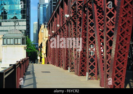 Tablier de pont pour piétons et sur le pont supérieur du pont de la rue du lac sur la rivière Chicago à Chicago, Illinois, USA. Banque D'Images