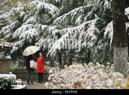 Beijing, Chine. 22 Nov, 2015. Les gens profiter de paysages de neige à Beijing, capitale de la Chine, 22 novembre 2015. Les fortes chutes de neige a frappé une vaste région de Chine du nord, le dimanche, perturbant le trafic à Beijing, Tianjin et la région autonome de Mongolie intérieure. Credit : Lu Zhe/Xinhua/Alamy Live News Banque D'Images