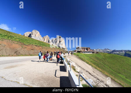 Vue d'été du Col Rodella avec Sassolnugo sur fond de montage Banque D'Images