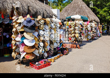 Sélection de sunhats en vente, Puerto Vallarta, Mexique Banque D'Images