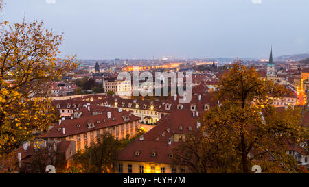 Soleil se couche et la nuit commence à Prague en une journée d'automne Banque D'Images