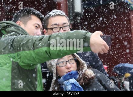 Beijing, Chine. 22 Nov, 2015. Les touristes prendre en selfies Parc Jingshan à Beijing, capitale de la Chine, 22 novembre 2015. Les fortes chutes de neige a frappé une vaste région de Chine du nord, le dimanche, perturbant le trafic à Beijing, Tianjin et la région autonome de Mongolie intérieure. Credit : Yin Gang/Xinhua/Alamy Live News Banque D'Images