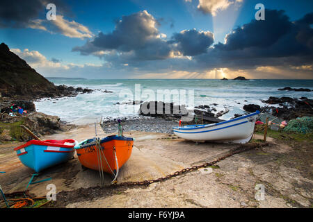 Prêtres Cove ; bateaux sur la rive, Cornwall, UK Banque D'Images