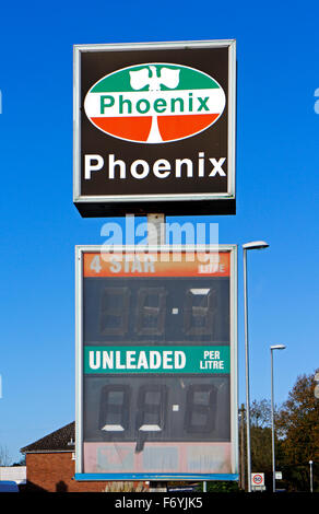 Une ancienne station de remplissage Phoenix signe sur une avant-cour garage dans Hellesdon, Norfolk, Angleterre, Royaume-Uni. Banque D'Images