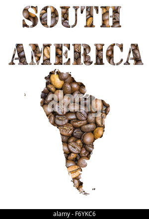 Les grains de café Roasted Brown arrière-plan avec la forme de la parole de l'Amérique du Sud et la carte géographique contour. Isolées de l'image Banque D'Images