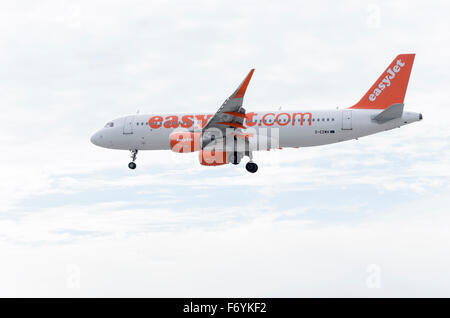 -L'avion Airbus A320-214-, -d- EasyJet compagnie aérienne, est l'atterrissage sur l'aéroport de Madrid-Barajas -Adolfo Suarez- aéroport. Jour nuageux. Banque D'Images