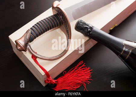 Sabre pour sommelier pour ouvrir une bouteille de champagne Banque D'Images