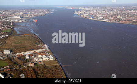 Vue aérienne de l'estuaire de la Mersey avec le Wirral et Liverpool sur en face des banques, Merseyside, Royaume-Uni Banque D'Images