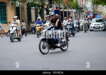 Les motos dans les rues du vieux quartier de Hanoi, Vietnam Banque D'Images