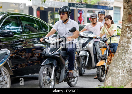 Les motos dans les rues du vieux quartier de Hanoi, Vietnam Banque D'Images