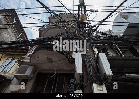 Les fils électriques dans le vieux quartier de Hanoi, Vietnam Banque D'Images