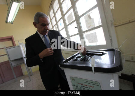 Le Caire, Égypte. 22 Nov, 2015. Le ministre égyptien de l'Industrie et du Commerce, Tariq qabil, jette son vote à un bureau de vote lors du second tour des élections parlementaires au Caire, Égypte, 22 novembre 2015. Les Egyptiens ont voté dimanche dans la deuxième phase d'élections qui ont pour but de rétablir le parlement après plus d'une interruption de trois ans, mais qui en disent les critiques ont été sapés par la répression généralisée © Amr Sayed/APA/Images/fil ZUMA Alamy Live News Banque D'Images