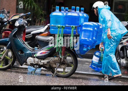 Un jour de pluie dans le vieux quartier de Hanoi, Vietnam Banque D'Images