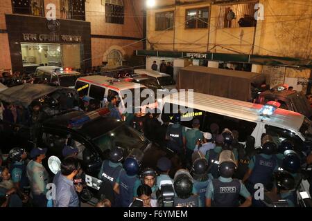 Bangladesh, Dacca. 22 novembre, 2015. Une photo prise près de la prison centrale de Dacca montre une ambulance transportant les corps supposé de la chef du Parti nationaliste du Bangladesh Salahuddin Quader Chowdhury et Jamaat-e-Islami Secrétaire Général Ali Ahsan Mohammad Mujahid après qu'ils ont été exécutés pour des crimes de guerre commis pendant la guerre d'indépendance de 1971 avec le Pakistan après leurs ultimes moyens de grâce ont été rejetées. Des centaines de policiers avaient été postés à l'extérieur de la prison dans le vieux quartier de Dhaka où l'échafaudage avait été établi pour exécuter la paire. Banque D'Images