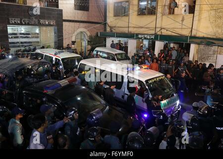 Bangladesh, Dacca. 22 novembre, 2015. Une photo prise près de la prison centrale de Dacca montre une ambulance transportant les corps supposé de la chef du Parti nationaliste du Bangladesh Salahuddin Quader Chowdhury et Jamaat-e-Islami Secrétaire Général Ali Ahsan Mohammad Mujahid après qu'ils ont été exécutés pour des crimes de guerre commis pendant la guerre d'indépendance de 1971 avec le Pakistan après leurs ultimes moyens de grâce ont été rejetées. Des centaines de policiers avaient été postés à l'extérieur de la prison dans le vieux quartier de Dhaka où l'échafaudage avait été établi pour exécuter la paire. Banque D'Images