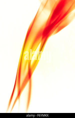 La fumée de couleur orange l'art des vagues sur un fond blanc. Banque D'Images