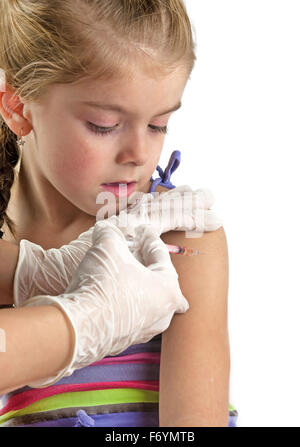 Vaccinations de l'enfant, sur fond blanc Banque D'Images