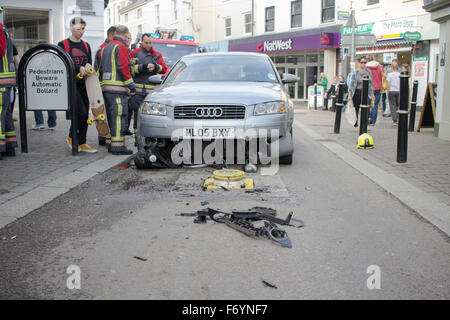 Les pompiers viennent à déposer une Audi argent empalée sur un bollard en hausse de la circulation de la rue du Château, Falmouth. 1er novembre 2015. Banque D'Images