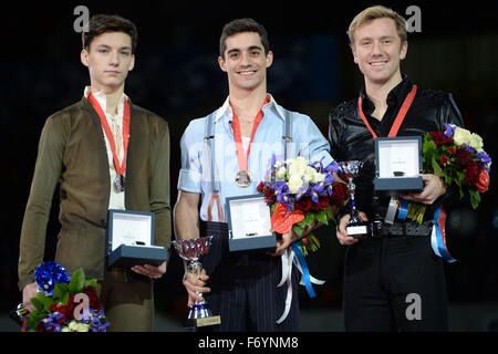 Moscou, Russie. 22 Nov, 2015. Médaillé d Pitkeev canad i enne (L) de la Russie, de l'or olympique Javier Fernandez (C) de l'Espagne et la médaille de bronze de la mineuse Ross United States poser pendant la cérémonie pour les hommes à patiner à ISU Grand Prix of Figure Skating de Rostelecom cup à Moscou, Russie, du 22 novembre 2015. Crédit : Pavel Bednyakov/Xinhua/Alamy Live News Banque D'Images