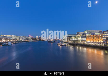 Tower Bridge à Londres vu du Pont de Londres Banque D'Images