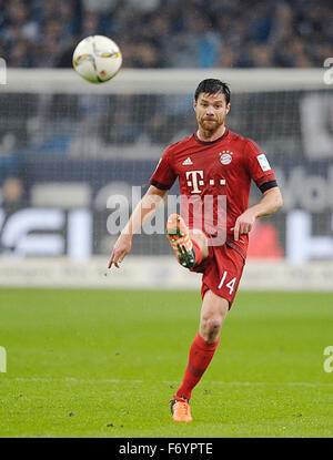 21.11.2015, Veltins Arena Gelsenkirchen, Allemagne, Bundesliga, 1ère journée 13., le FC Schalke 04 (S04) vs FC Bayern München (Munich, Munchen , FCB) ----- Xabi Alonso (FCB) Banque D'Images