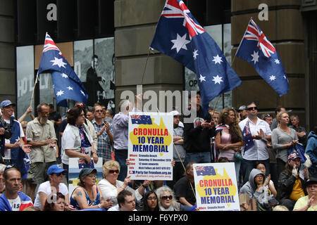 Sydney, Australie. 22 novembre 2015. Sur la photo : Des manifestants tenir signe la promotion de l'année 10 Cronulla memorial, qui a lieu à la date anniversaire de l'insurrection des émeutes de Cronulla. Quelques centaines de personnes se sont rassemblées à l'amphithéâtre de Martin Place, Sydney dans le cadre d'une journée de manifestations à travers le pays à l'appui de l'Australie mode de vie et contre l'Islamification de l'Australie et la menace du terrorisme, en particulier après le siège de Sydney. Crédit : Richard Milnes/Alamy Live News Banque D'Images