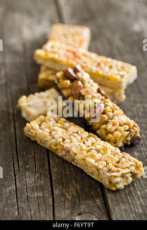 Muesli bars sur la vieille table en bois Banque D'Images