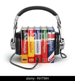 L'apprentissage des langues en ligne. Livres audio concept. Livres et headphones isolated on white. 3d Banque D'Images