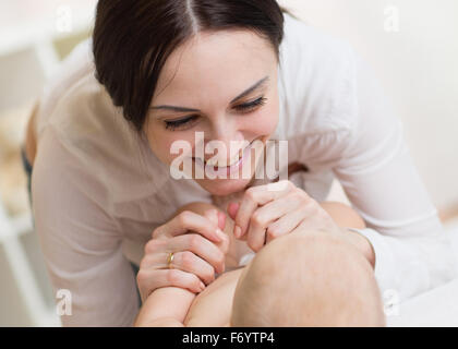 Mère jouant avec son petit bébé, close-up Banque D'Images