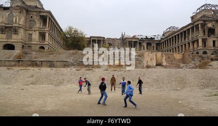 Kaboul, Afghanistan. 22 Nov, 2015. De jeunes Afghans jouent au football en face de la Darul Aman Palace, qui avait été détruit pendant la guerre civile en 1990, à Kaboul, capitale de l'Afghanistan, 22 novembre 2015. © Rahmat Alizadah/Xinhua/Alamy Live News Banque D'Images