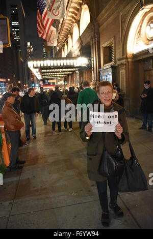 New York, USA. 21 Nov, 2015. Une femme tenant un panneau 'besoin d'un ticket' se trouve en face de Carnegie Hall à New York, USA, 21 novembre 2015. Des dizaines d'amateurs de musique espérant entendre Simon Rattle et l'Orchestre Philharmonique de Berlin cherché des billets pour le concert du samedi. L'Orchestre Philharmonique de Berlin a été célébrée à New York. Dpa : Crédit photo alliance/Alamy Live News Banque D'Images