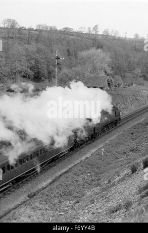 British Rail d'origine numéro 34015 loco de vapeur à ashwater england uk 1960 Banque D'Images