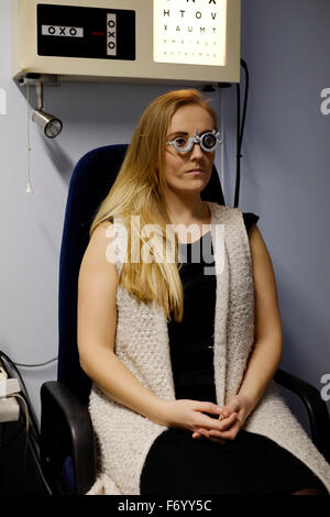 Young woman receiving eye care à un magasin opticiens en angleterre Banque D'Images