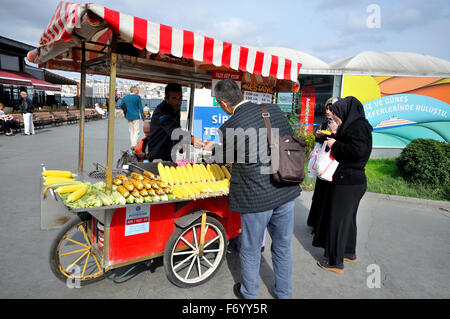 Panier d'aliments de rue, Istanbul, Turquie Banque D'Images