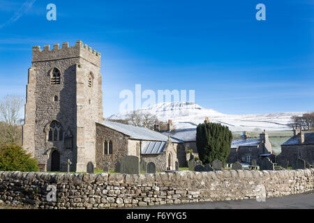 Horton dans l'église (St Oswalds Ribblesdale), avec un couvert de neige le Pen-y-ghent montagne dans l'arrière-plan Banque D'Images