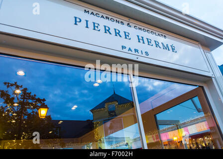 Paris, France, boutique de chocolat Pierre Hermé 'Fenêtre' Chocolatier Sign in Luxury Outlet Mall, centre commercial, 'La Vallée Village', Marne-la-Vallée, les banlieues Banque D'Images