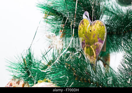 Arrière-plan de la nouvelle année avec des décorations de Noël sous la forme d'un coeur. Banque D'Images