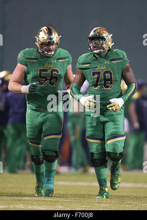 Boston, Massachusetts, USA. 21 Nov, 2015. Notre Dame de poseurs offensive Quenton Nelson (56) et Ronnie Stanley (78) au cours de NCAA football action de jeu entre le Boston College Eagles et la Notre Dame Fighting Irish à Fenway Park à Boston, Massachusetts. Notre Dame a battu Boston College 19-16. John Mersits/CSM/Alamy Live News Crédit : Cal Sport Media/Alamy Live News Banque D'Images